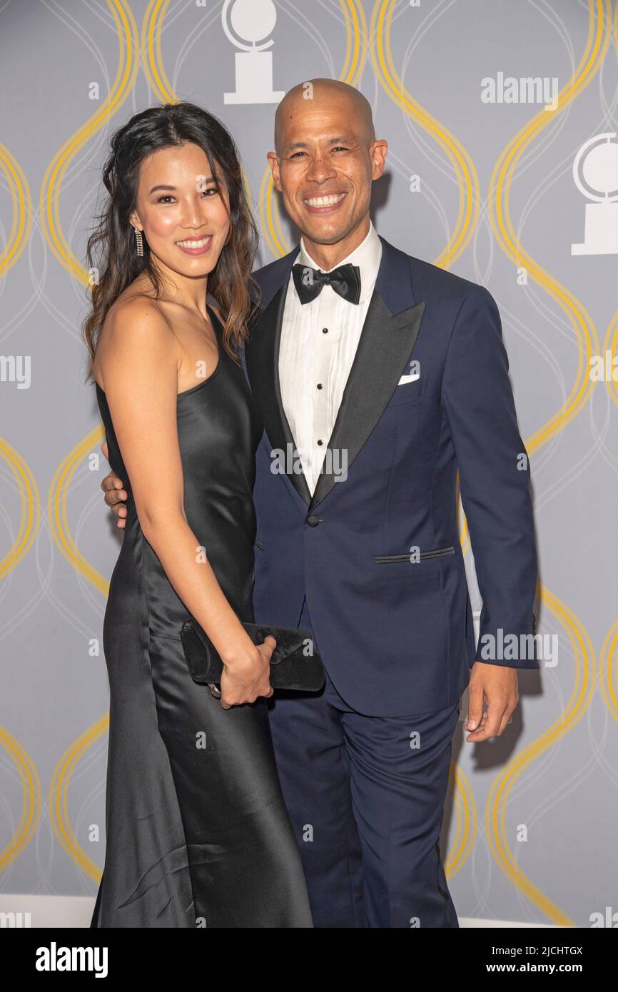 New York, États-Unis. 12th juin 2022. Marian Wang et Vladimir Duthiers assistent aux Tony Awards annuels 75th au radio City Music Hall de New York. Crédit : SOPA Images Limited/Alamy Live News Banque D'Images