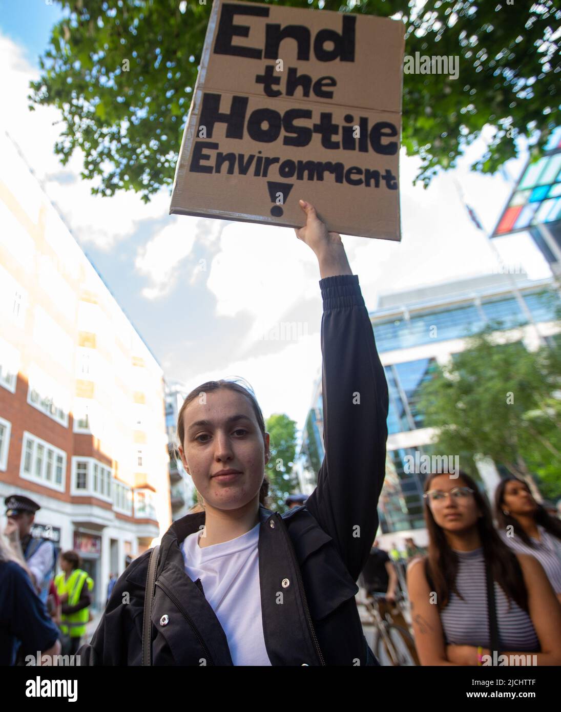 Londres, Angleterre, Royaume-Uni. 13th juin 2022. Des centaines d'organiser une manifestation devant le Home Office du Royaume-Uni contre le projet de réfugiés rwandais alors que la haute cour rejette l'appel contre lui. (Image de crédit : © Tayfun Salci/ZUMA Press Wire) Banque D'Images