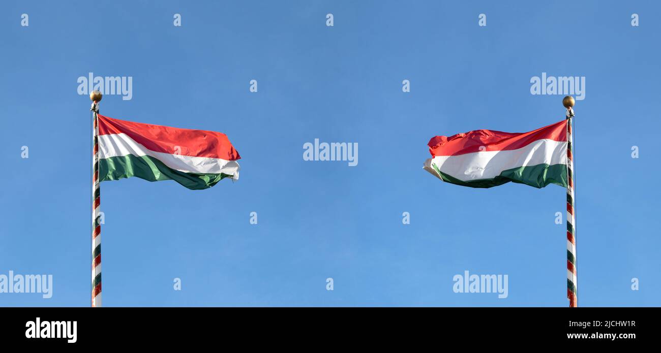 Drapeau hongrois ou drapeau hongrois agitant contre le ciel bleu, vue panoramique Banque D'Images