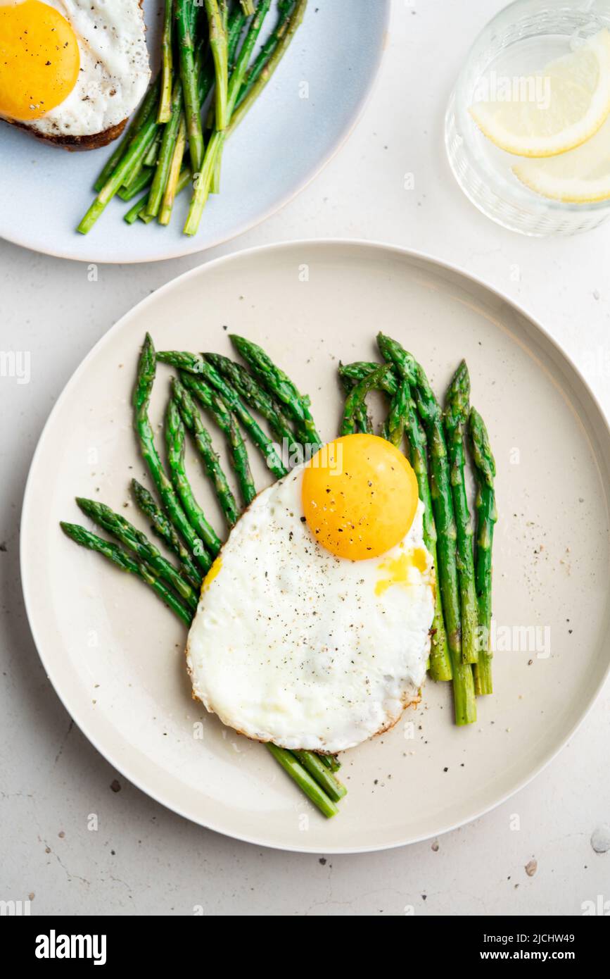 Œufs frits avec asperges vertes. Idées de déjeuner rapide, petit déjeuner sain, nourriture d'été. Banque D'Images