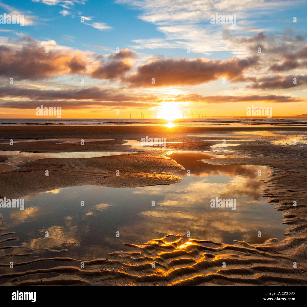 Un lever de soleil époustouflant avec des reflets sur le sentier de la côte d'Angleterre à la plage de Seaton Carew, au nord-est de l'Angleterre, au Royaume-Uni. Banque D'Images