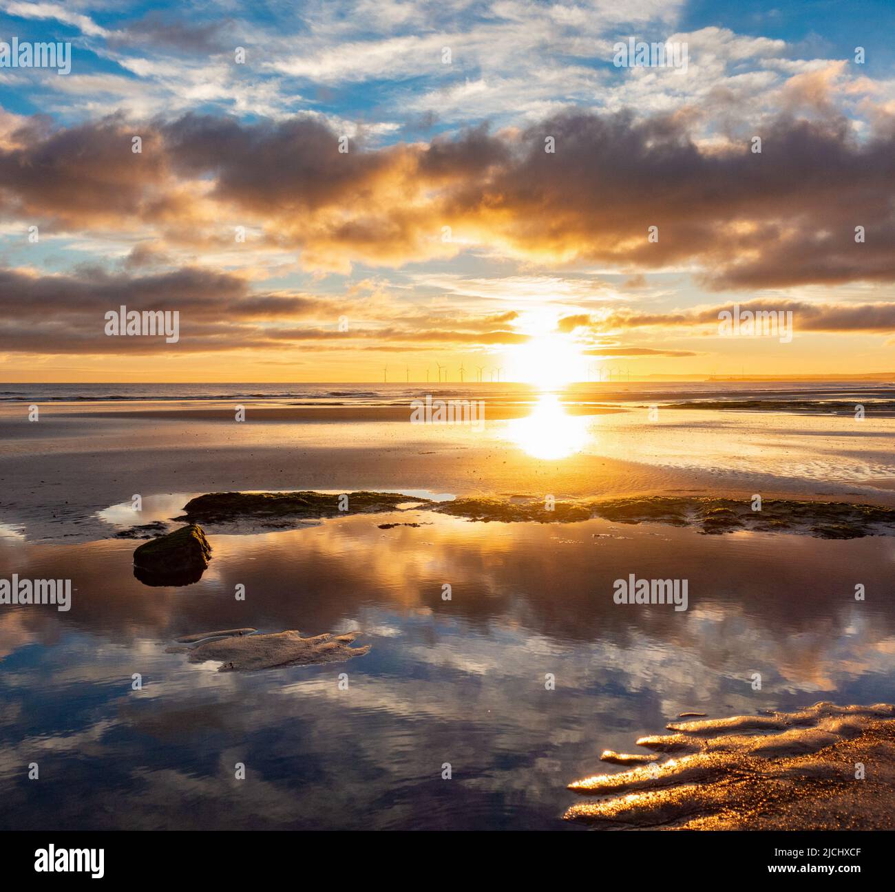 Un lever de soleil époustouflant avec des reflets sur le sentier de la côte d'Angleterre à la plage de Seaton Carew, au nord-est de l'Angleterre, au Royaume-Uni. Banque D'Images