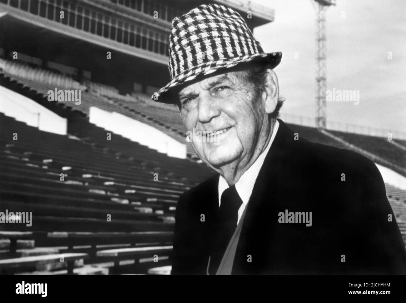 Paul William « Bear » Bryant, entraîneur de football universitaire légendaire (1913-1983), considéré par beaucoup comme le plus grand entraîneur de football universitaire de tous les temps, au stade Bryant-Denny de l'Université de l'Alabama à Tuscaloosa, Alabama. (ÉTATS-UNIS) Banque D'Images