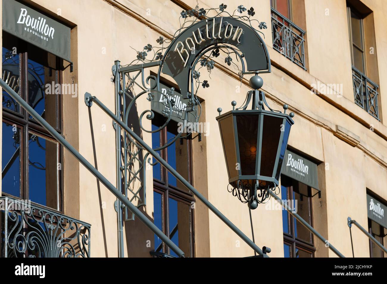 Paris, France-06 juin 2022 : la lampe décorative du restaurant Bouilln République d'art nouveau français traditionnel situé près de la place de la République Banque D'Images