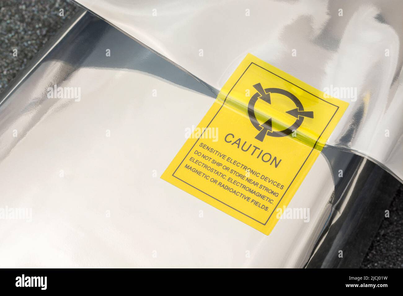 Sac d'emballage antistatique en plastique argenté avec icône ou symbole d'avertissement antistatique. Pour les composants électroniques délicats, concept d'électricité statique. Banque D'Images