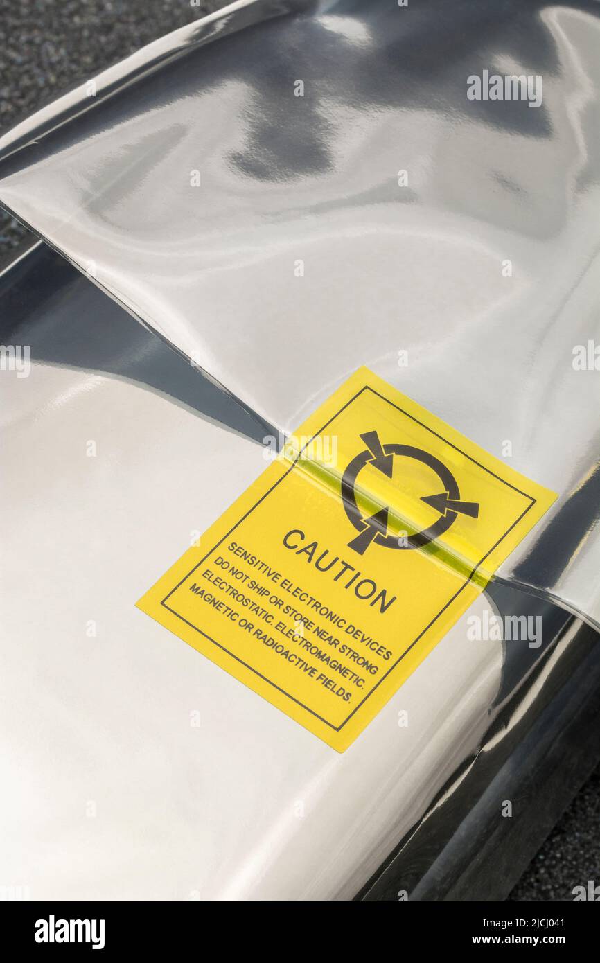 Sac d'emballage antistatique en plastique argenté avec icône ou symbole d'avertissement antistatique. Pour les composants électroniques délicats, concept d'électricité statique. Banque D'Images