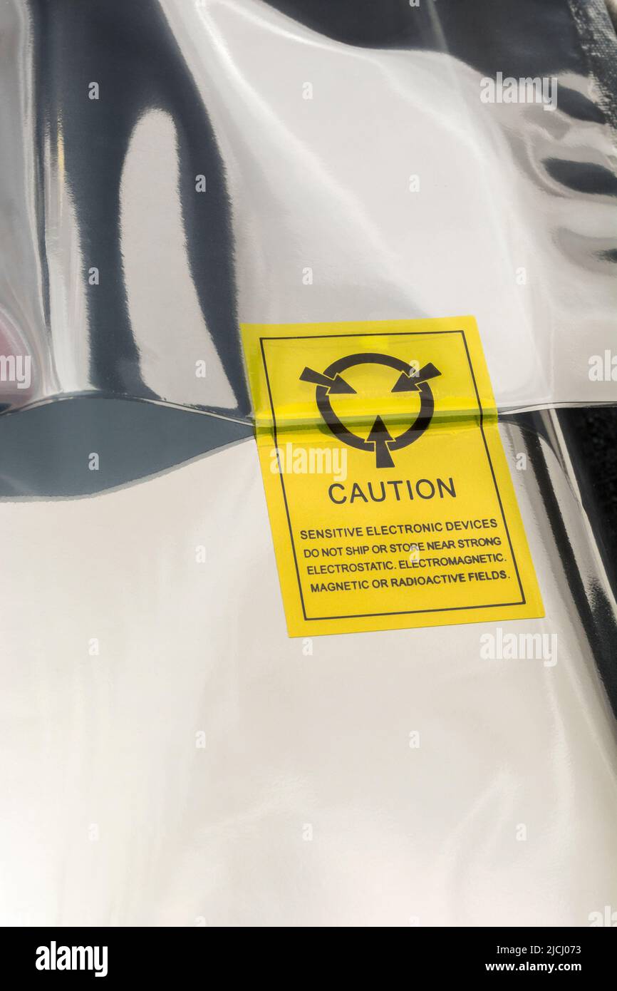 Sac d'emballage antistatique en plastique argenté avec icône ou symbole d'avertissement antistatique. Pour les composants électroniques délicats, concept d'électricité statique. Banque D'Images