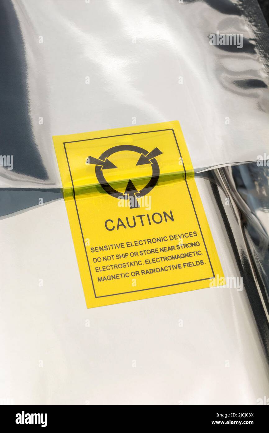 Sac d'emballage antistatique en plastique argenté avec icône ou symbole d'avertissement antistatique. Pour les composants électroniques délicats, concept d'électricité statique. Banque D'Images