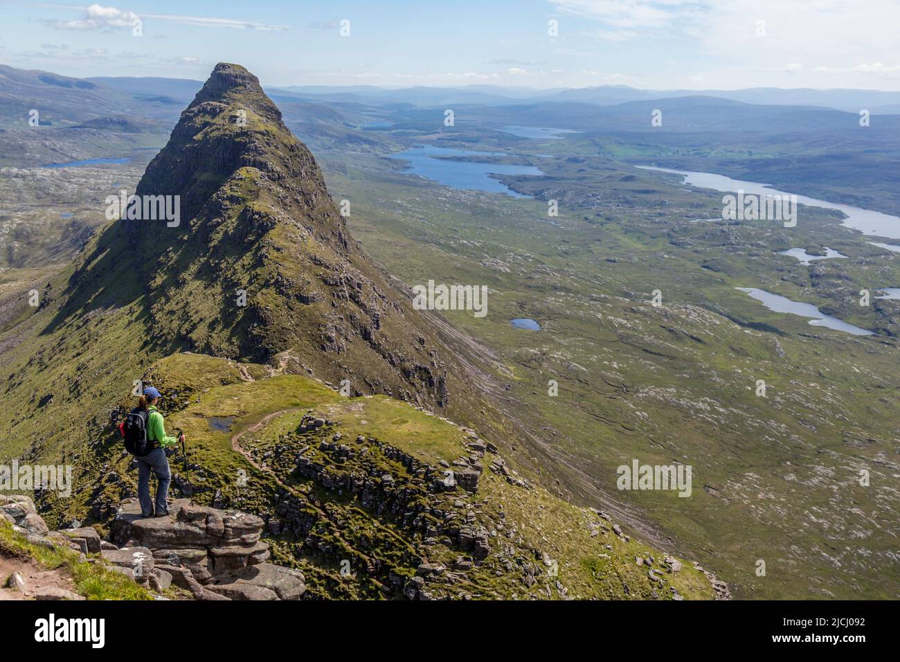 Suivlen, une montagne dans l'ouest lointain de l'Écosse. 731m haut. Une randonneur solitaire regardant vers le pic de l'Ouest, plus difficile. Banque D'Images