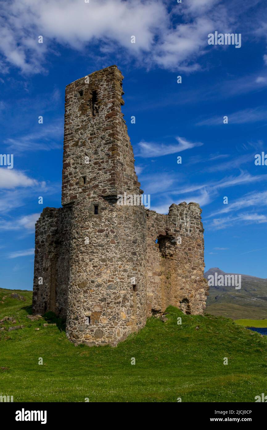 Les ruines du château d'Ardvreck dans les Highlands écossais sur les rives du Loch sanction. Sur la côte nord 500, NC500, Tourist Trail en Écosse. Banque D'Images