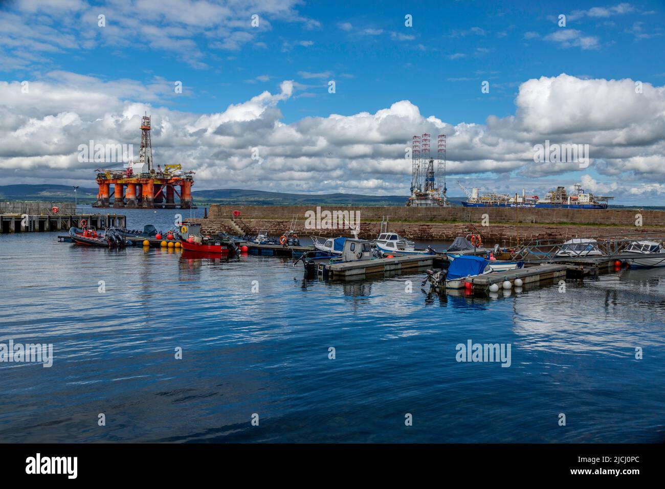 Plates-formes d'huile stockée à Cromarty Firth, sur la côte nord de l'Écosse. Les rigs sont des services et stockés dans le grand Firth. Banque D'Images