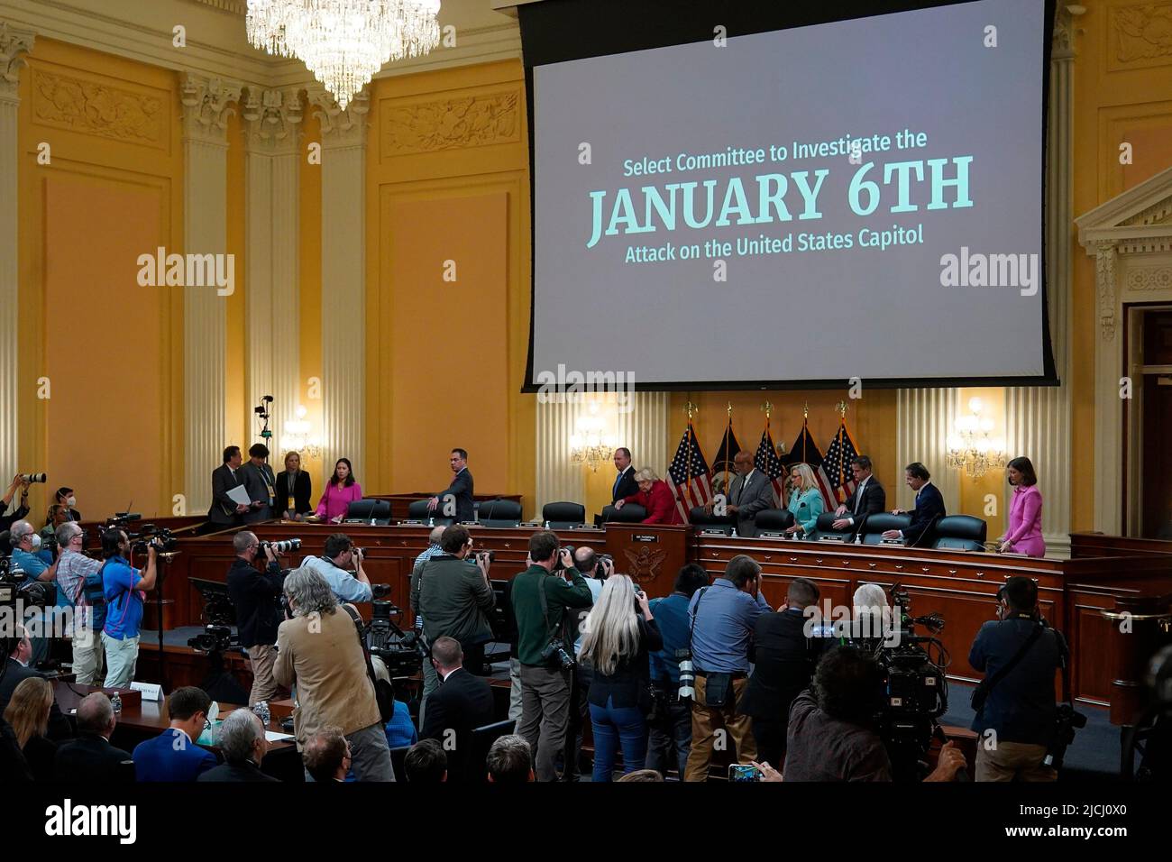 Les membres du comité arrivent pour une audience du comité spécial de la Chambre pour enquêter sur l'attaque de 6 janvier sur le Capitole des États-Unis, dans le bâtiment du bureau de la Maison-canon sur la colline du Capitole, à Washington, DC, sur 13 juin 2022. Crédit: Mandel Ngan/Pool via CNP Banque D'Images