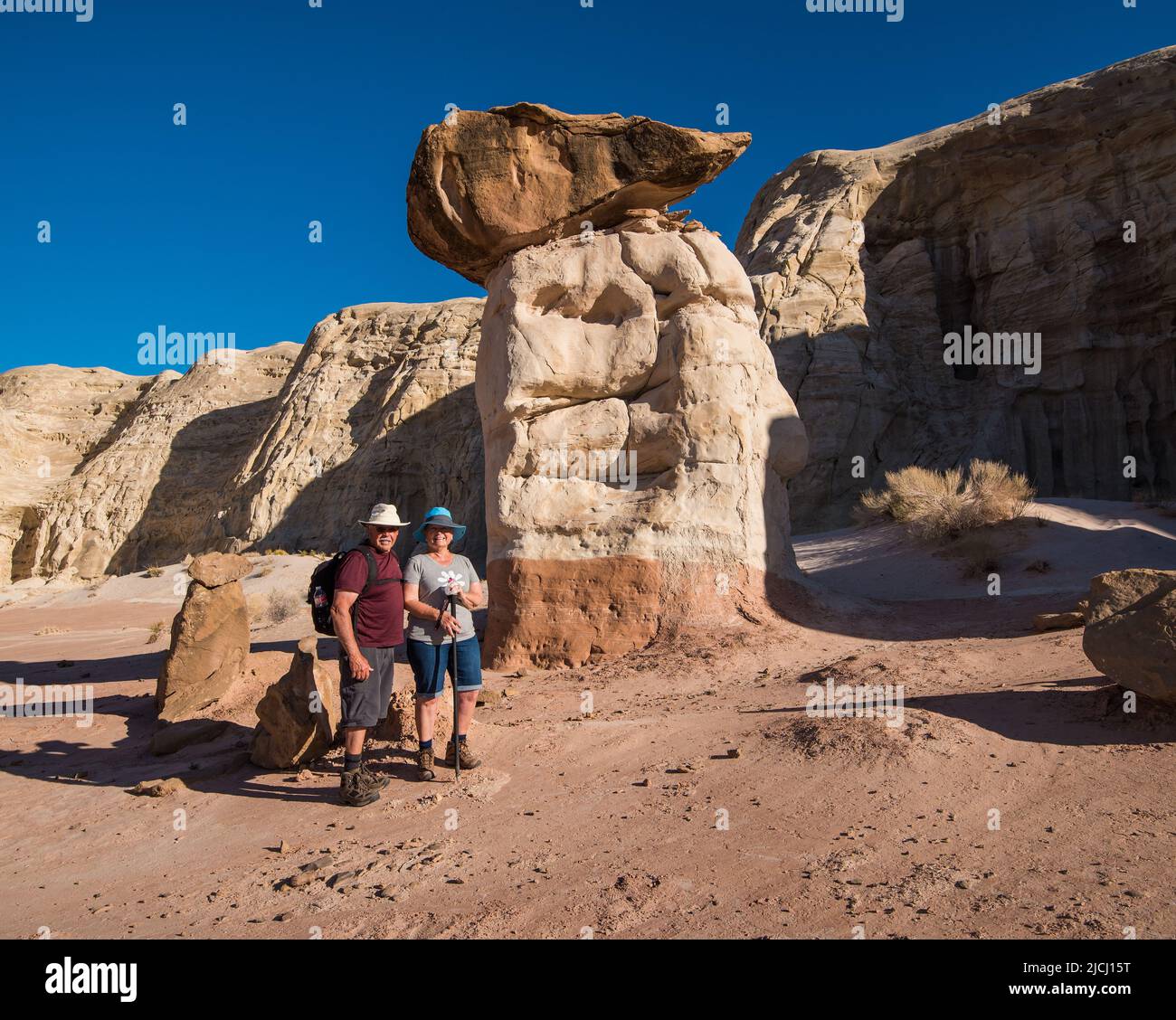 Un couple s'arrête pour une photo aux Toadtabourets dans Grand Staircase Escalante, UT. ÉTATS-UNIS. De nombreuses formations rocheuses ressemblant à des champignons ou des tabourets de crapaud. Banque D'Images