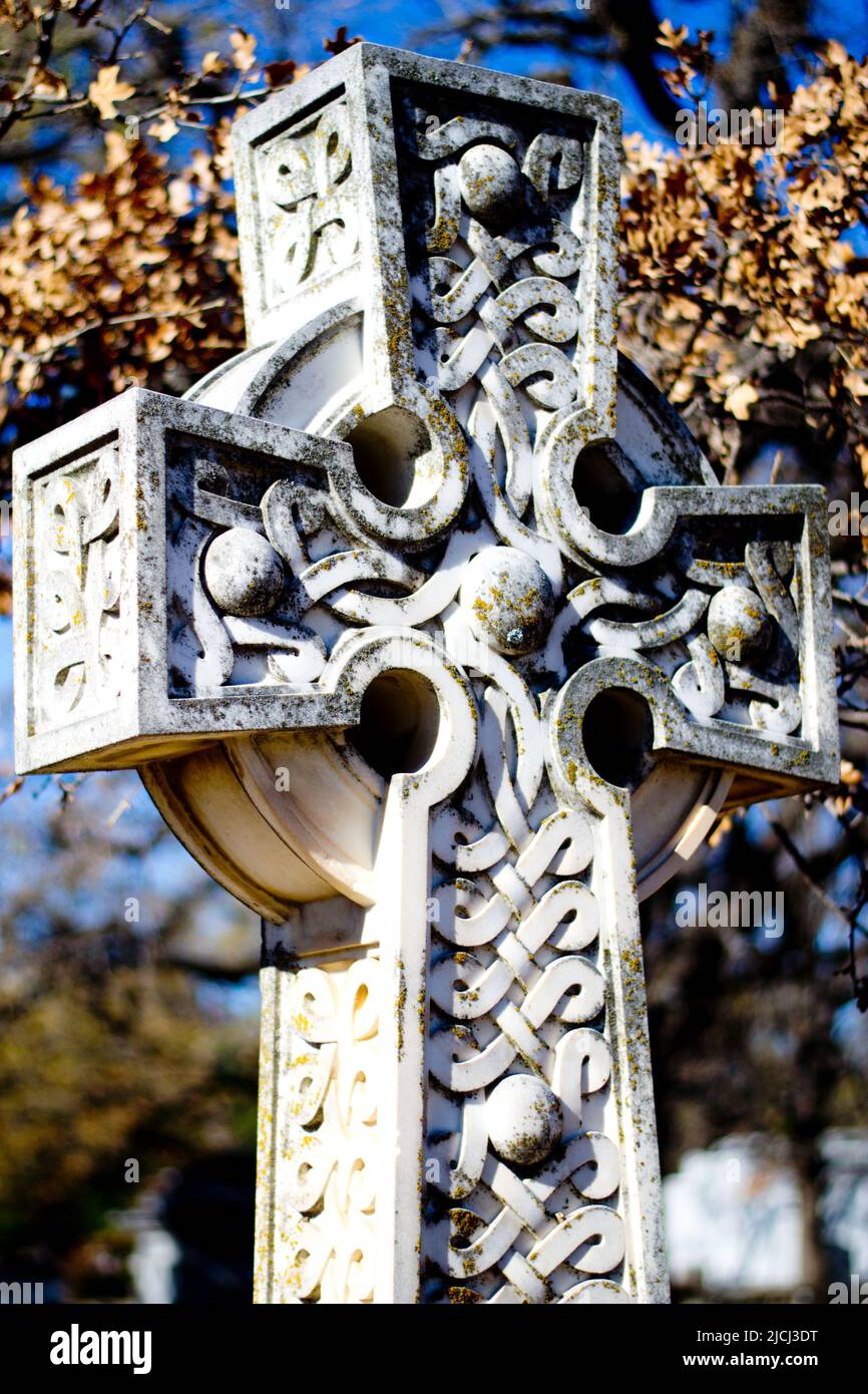 Une statue de la Croix celtique dans un cimetière de fort Worth, Texas. Banque D'Images