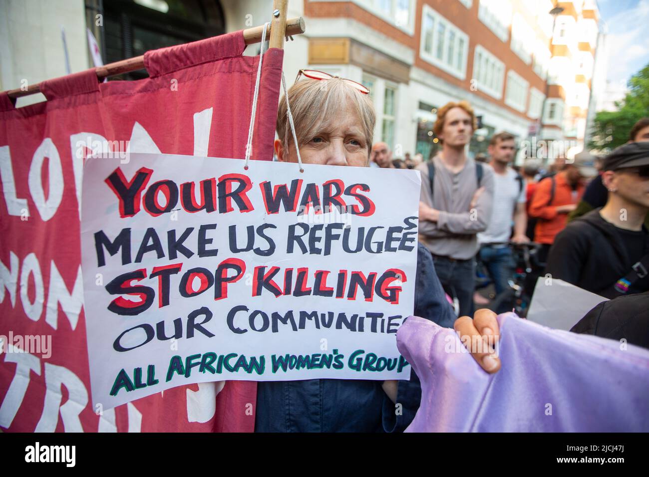 Londres, Angleterre, Royaume-Uni. 13th juin 2022. Des centaines d'organiser une manifestation devant le Home Office du Royaume-Uni contre le projet de réfugiés rwandais alors que la haute cour rejette l'appel contre lui. (Image de crédit : © Tayfun Salci/ZUMA Press Wire) Banque D'Images