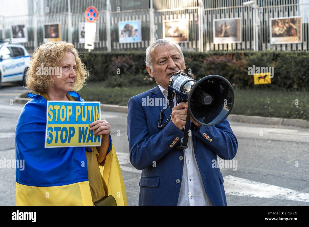 Sofia, Bulgarie, 13 juin 2022: Un homme avec un haut-parleur prononce un discours lors de la rencontre de support Ukraine avec une femme avec une bannière Stop Poutine, Stop War Banque D'Images