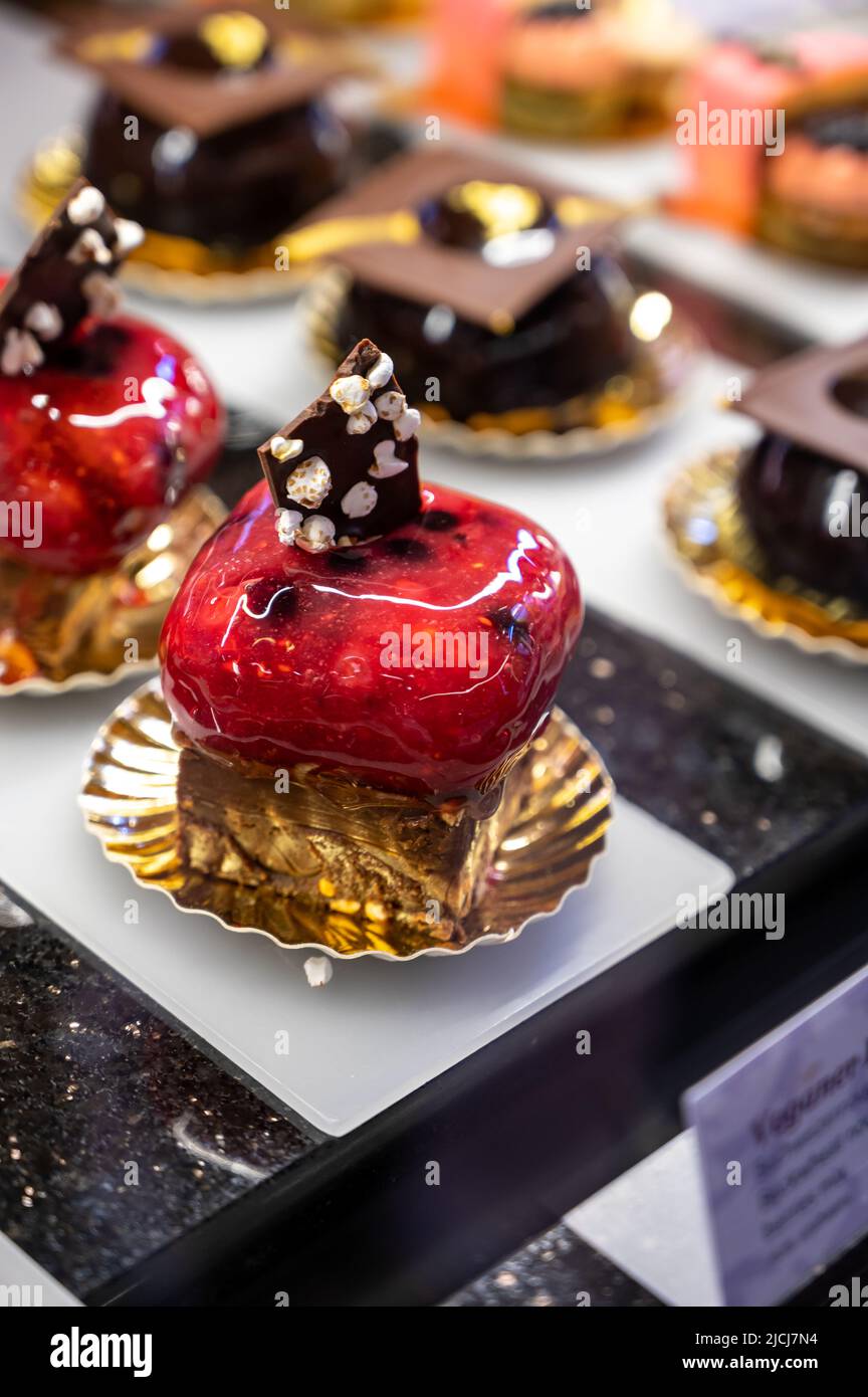 Desserts autrichiens, différents types de gâteaux au chocolat et aux fruits exposés dans un café de Vienne. Banque D'Images