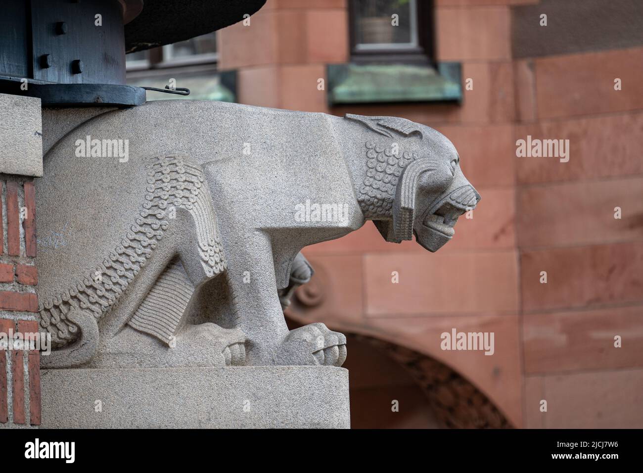 Art public à Norrkoping, Suède. Sculptures « animaux de chat » de Tore Strindberg à partir de 1908 à l'entrée d'un bâtiment sur la rue principale Drottninggatan. Banque D'Images