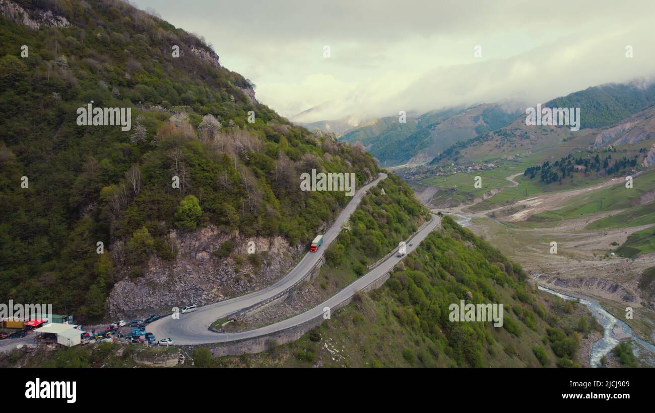 Vue panoramique sur l'autoroute militaire géorgienne, Stepantsminda, Kazbegi, région de Mtskheta-Mtianeti, Géorgie. Photo de haute qualité Banque D'Images