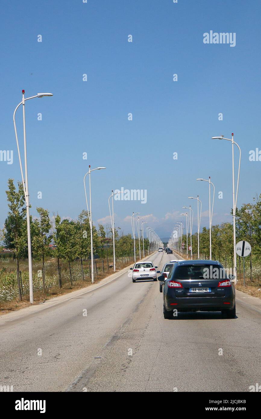 Tirana, Albanie - 29.07.2017: Route interurbaine typique en Albanie avec une voiture, en violation des règles de la circulation, dépassement après dépassement du panneau interdit Banque D'Images