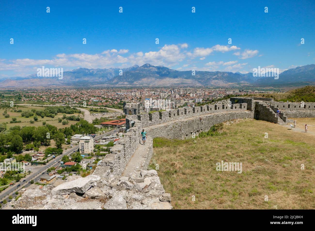 Château de Rozafa, Albanie - 28.07.2017: Les vestiges de l'ancienne pierre forteresse du château de Rozafa mur de avec la toile de fond du panorama de Shkoder, Banque D'Images