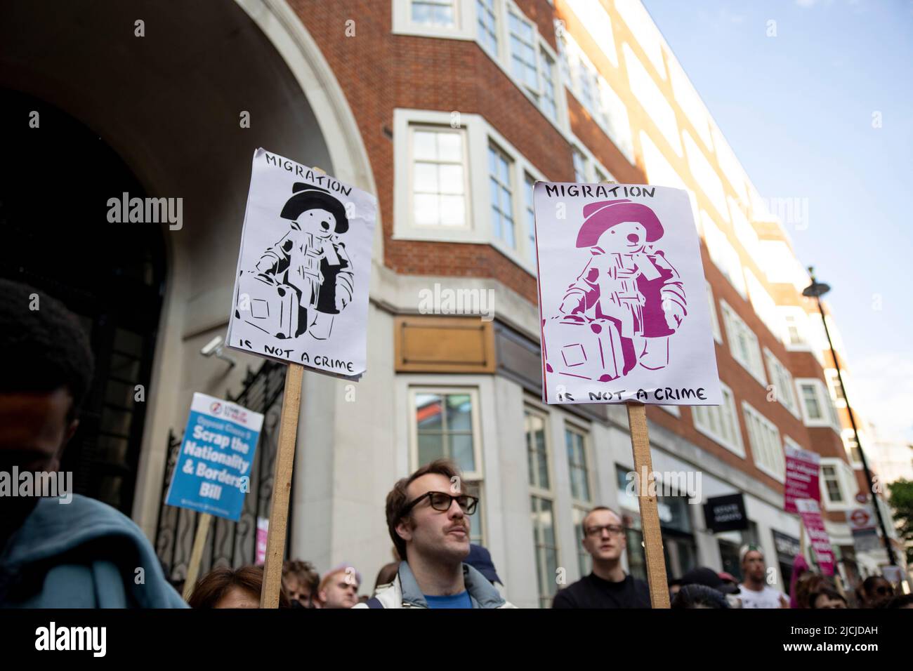 Londres, Royaume-Uni. 13th juin 2022. Des écriteaux avec les dessins sont visibles pendant la démonstration au bureau à domicile. Plusieurs centaines de manifestants manifestent à l'extérieur du Home Office pour s'opposer aux plans d'expulsion en mer du gouvernement britannique pour déporter les demandeurs d'asile au Rwanda. L'appel contre la décision de la haute Cour a échoué ce matin et le premier vol d'expulsion est prévu pour le 14th juin 2022 avec 8 personnes, dont des nationalités d'Iraniens, d'Iraquiens, d'Albanais et de Syriens. (Photo de Hesther ng/SOPA Images/Sipa USA) crédit: SIPA USA/Alay Live News Banque D'Images