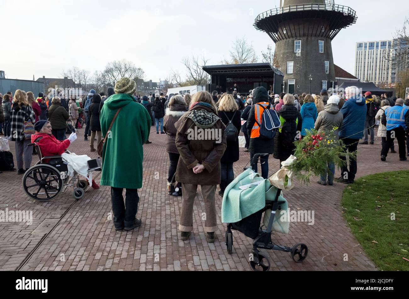 29-11-2020 Leiden, pays-Bas. Manifestation contre la vaccination. Une foule très mitigée a manifesté pacifiquement pendant les restrictions des coviles Banque D'Images