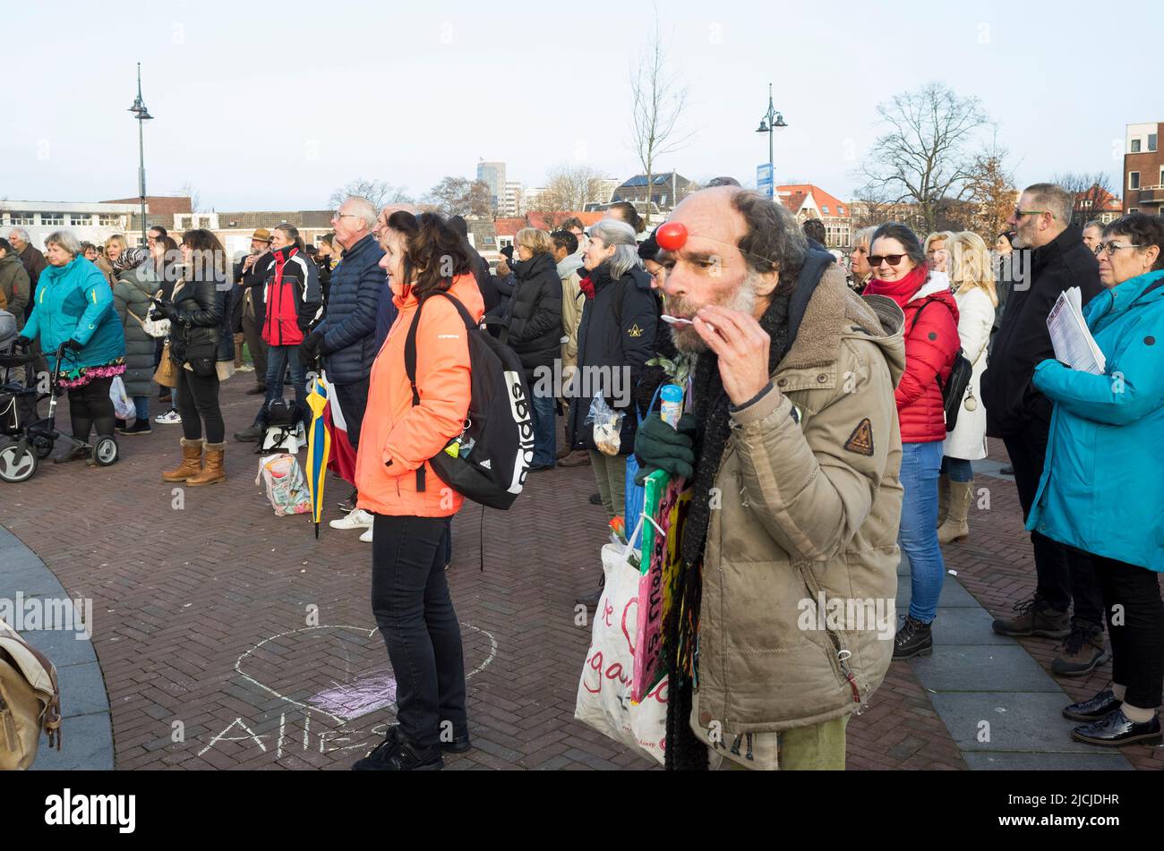 29-11-2020 Leiden, pays-Bas. Manifestation contre la vaccination. Une foule très mitigée a manifesté pacifiquement pendant les restrictions des coviles Banque D'Images