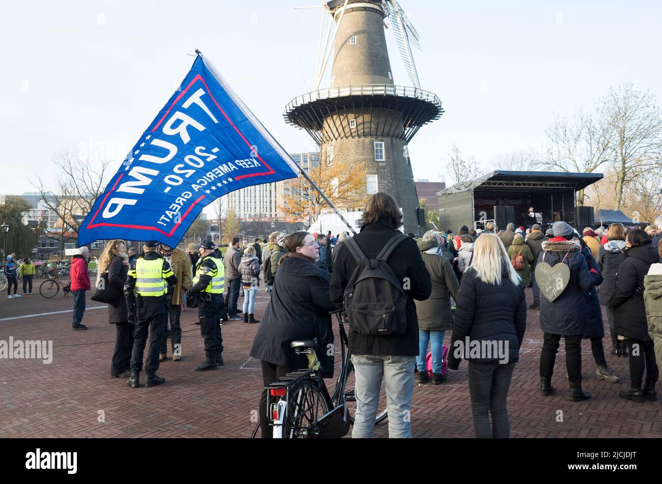 29-11-2020 Leiden, pays-Bas. Manifestation contre la vaccination. Une foule très mitigée a manifesté pacifiquement pendant les restrictions des coviles Banque D'Images