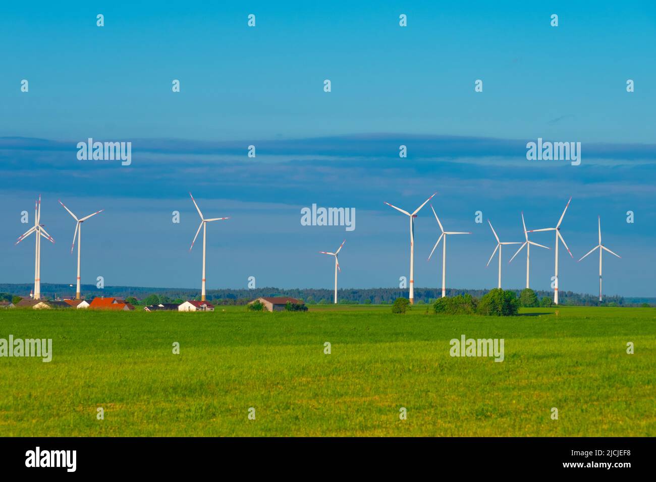 Générateur de vent et la maison dans le champ vert.moulins à vent sur fond bleu ciel.sources alternatives énergie verte. Banque D'Images