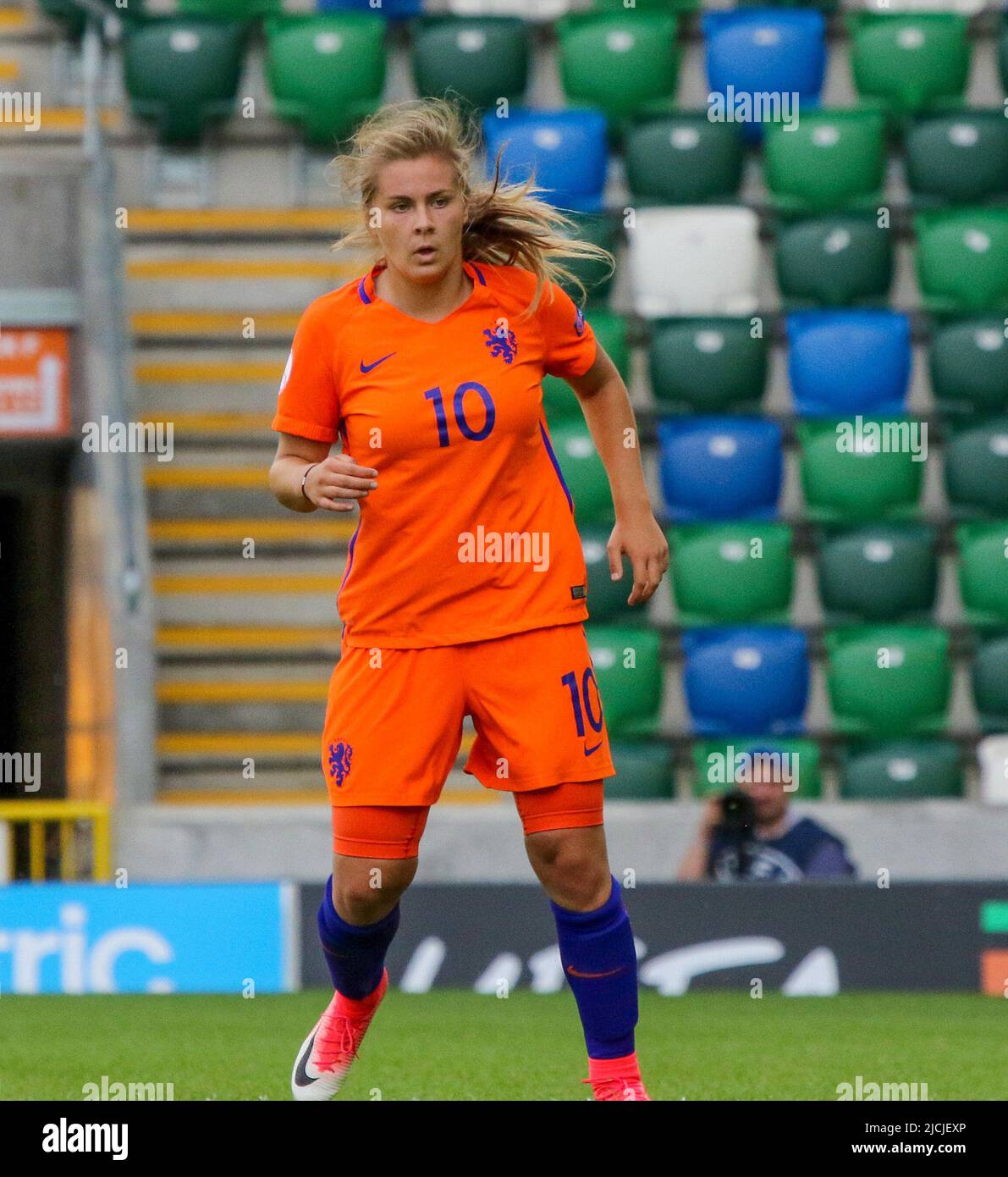 Tournoi final 2017 du Championnat européen des femmes de moins de 19 ans de l'UEFA. 17 août 2017 semi-finale pays-Bas 2 Espagne 3 à Windsor Park, Belfast, Irlande du Nord. Pays-Bas joueur international de football féminin Victoria Pelova pays-Bas (10). Banque D'Images