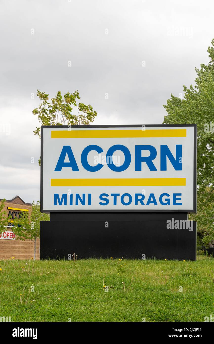 BLOOMINGTON, MN, Etats-Unis - 13 JUIN 2022 : mini-installation de stockage Acorn et logo de marque. Banque D'Images
