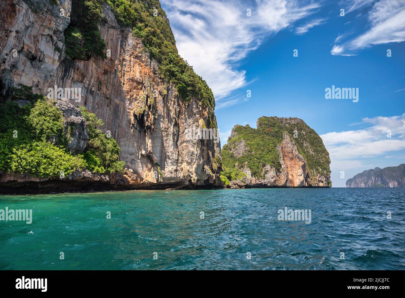 Vue sur les îles tropicales avec l'eau de mer bleu des îles Phi Phi, Krabi Thaïlande paysage nature Banque D'Images