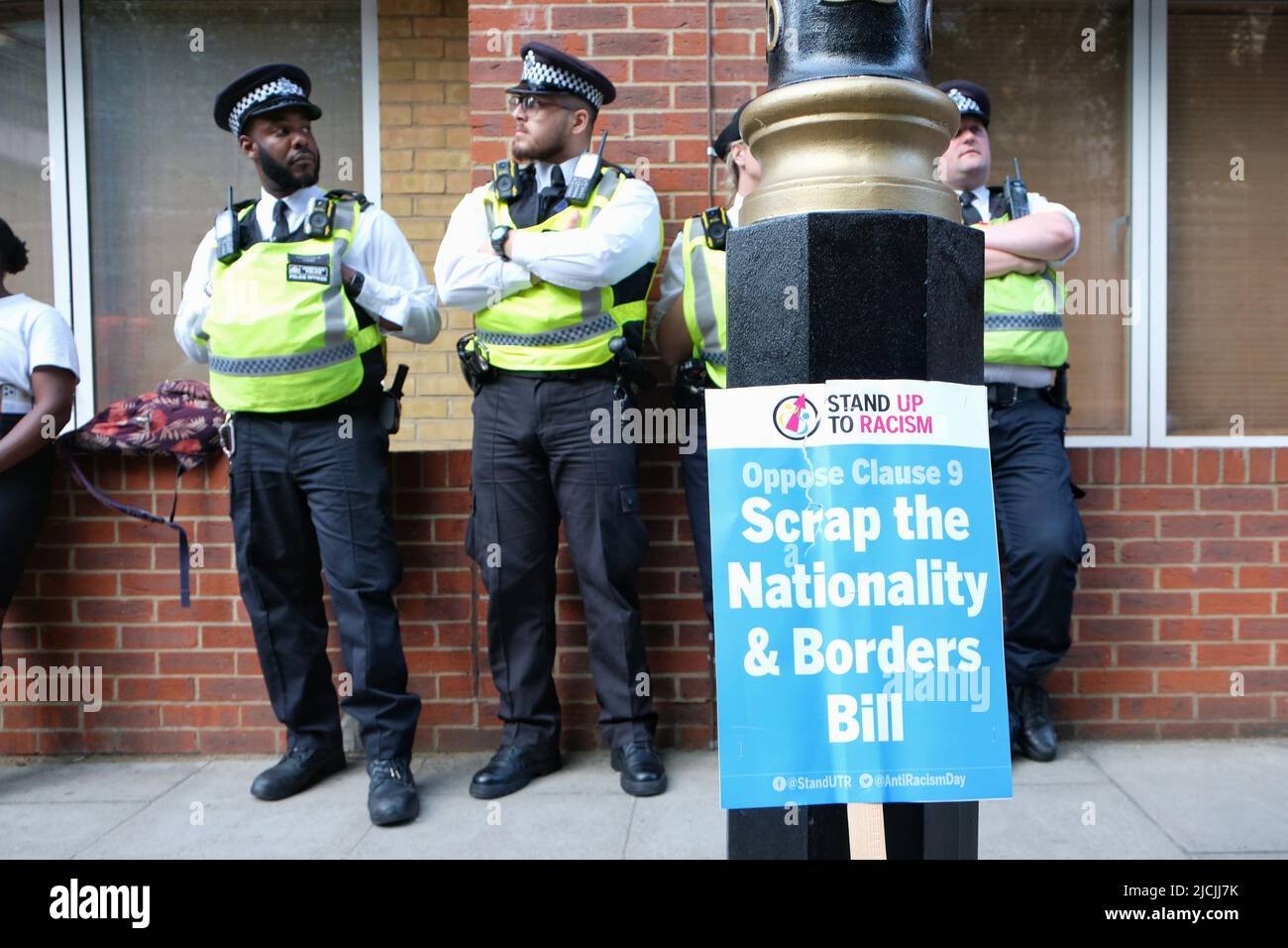 Londres, Royaume-Uni, 13th juin 2022. Des centaines de manifestants et de militants ont organisé un rassemblement devant le Home Office contre les plans de délocalisation proposés pour « traiter » les réfugiés au Rwanda. Le premier vol devrait partir mardi soir après l'échec d'une contestation judiciaire de la haute Cour pour arrêter le vol. On s'attend à ce que ceux qui se trouvent dans l'avion soient à un seul chiffre et qu'à leur arrivée, ils soient encouragés à demander asile dans le pays d'Afrique de l'est. Crédit : onzième heure Photographie/Alamy Live News Banque D'Images