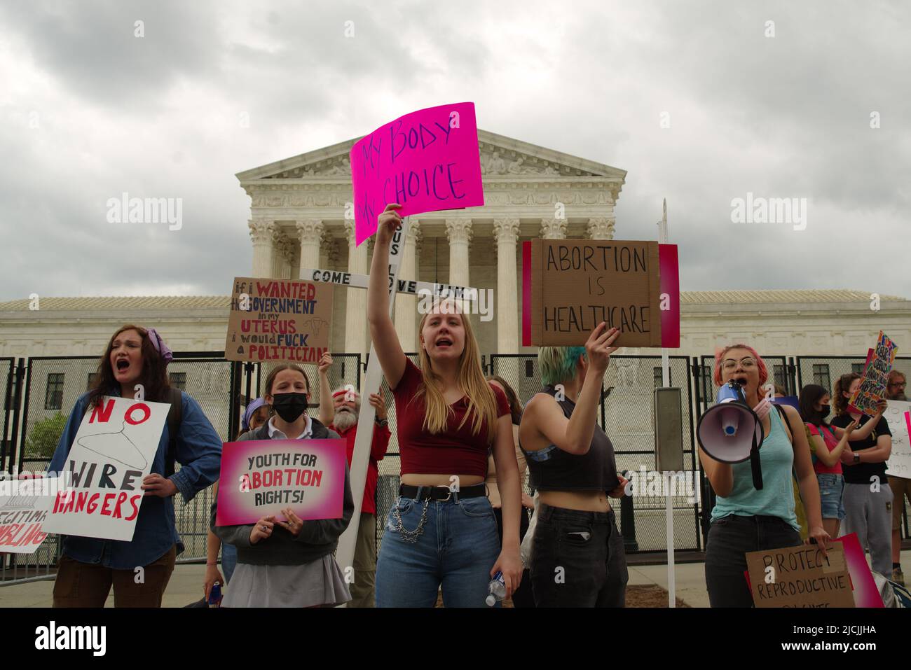 Washington - 5 mai 2022 : des manifestants pro-choix scandent et tiennent des panneaux soutenant Roe c. Wade devant la Cour suprême des États-Unis. Banque D'Images