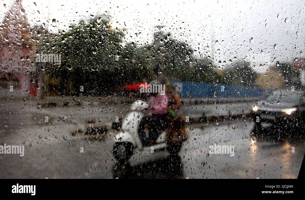 Bhopal, Inde. 13th juin 2022. Les gens se trouvent sous la pluie à Bhopal, dans l'État du Madhya Pradesh, en Inde, au 13 juin 2022. Credit: STR/Xinhua/Alay Live News Banque D'Images