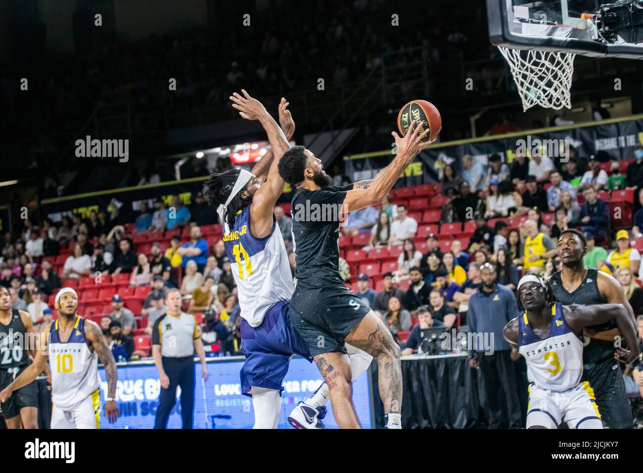 Edmonton, Canada. 12th juin 2022. Marlon Johnson Jr #11 d'Edmonton et Jalen Harris (garde) #0 de Scarborough vus en action pendant le match de la Ligue canadienne élite de basket-ball entre les Shooting Stars de Scarborough et les Stingers d'Edmonton au centre d'exposition d'Edmonton. (Score final; Scarborough Shooting Stars 78:69 Edmonton Stingers). Crédit : SOPA Images Limited/Alamy Live News Banque D'Images