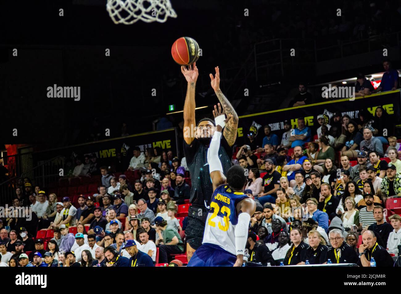 Edmonton, Canada. 12th juin 2022. Jalen Harris, no 0 de Scarborough, et Jamahl Jones, no 23 d'Edmonton, ont vu en action pendant le match de la Ligue canadienne élite de basket-ball entre Scarborough Shooting Stars et les Edmonton Stingers au Edmonton Expo Centre. (Score final; Scarborough Shooting Stars 78:69 Edmonton Stingers). (Photo de Ron Palmer/SOPA Images/Sipa USA) crédit: SIPA USA/Alay Live News Banque D'Images