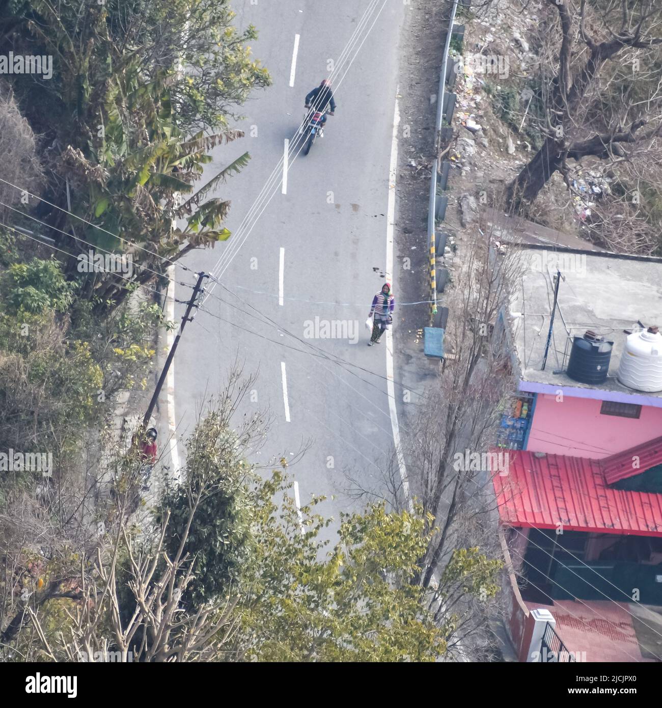 Vue aérienne du dessus des véhicules de circulation conduisant à la montagne routes à Nainital, Uttarakhand, Inde, vue du dessus de la montagne pour le mouvement de la tra Banque D'Images