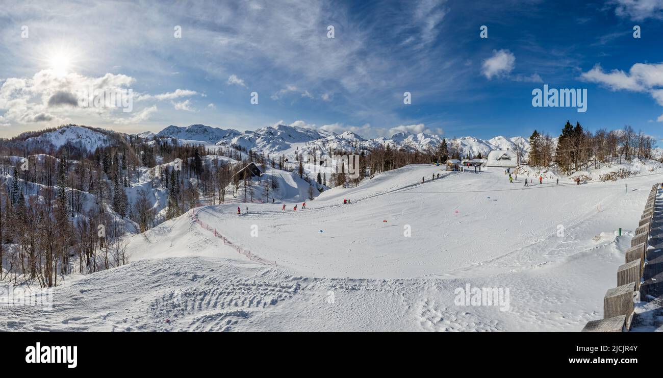 Bohinj, Slovénie - vue panoramique de la station de ski de Vogel à Bohinj, dans les Alpes juliennes, par une belle journée d'hiver avec ciel bleu et nuages Banque D'Images