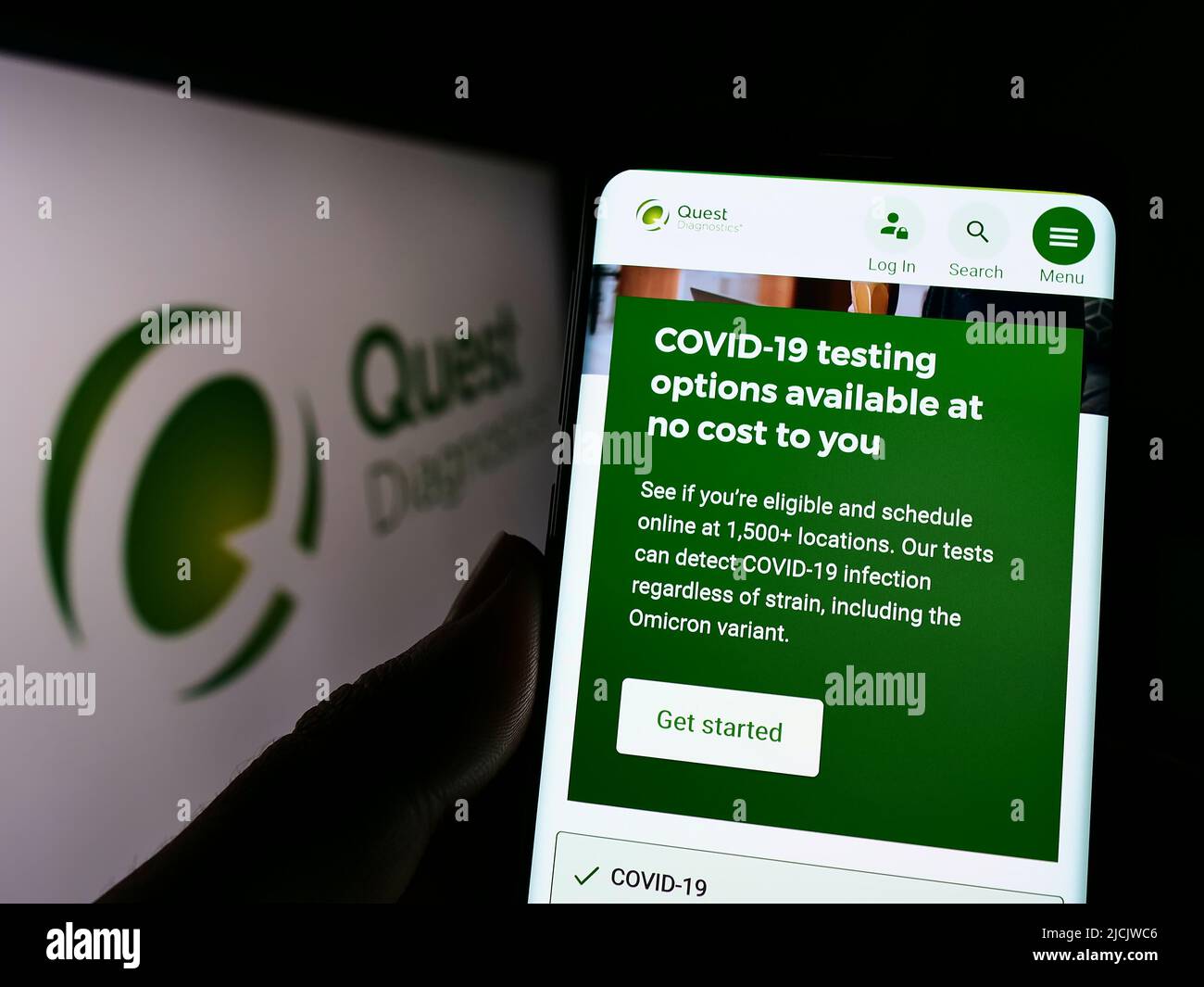 Personne tenant un téléphone cellulaire avec le site Web de la compagnie de laboratoire américaine Quest Diagnostics Inc. À l'écran avec logo. Concentrez-vous sur le centre de l'écran du téléphone. Banque D'Images