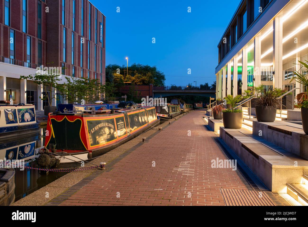 Bateaux-canaux sur le canal d'Oxford à Banbury à l'aube. Front de mer de Castle Quay. Banbury, Oxfordshire, Angleterre Banque D'Images