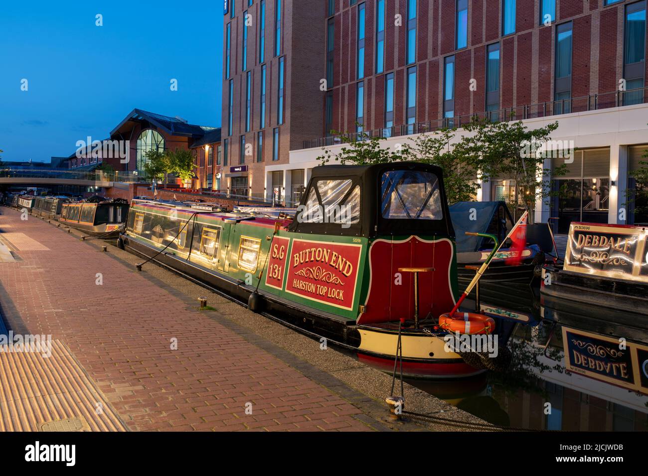 Bateaux-canaux sur le canal d'Oxford à Banbury à l'aube. Front de mer de Castle Quay. Banbury, Oxfordshire, Angleterre Banque D'Images