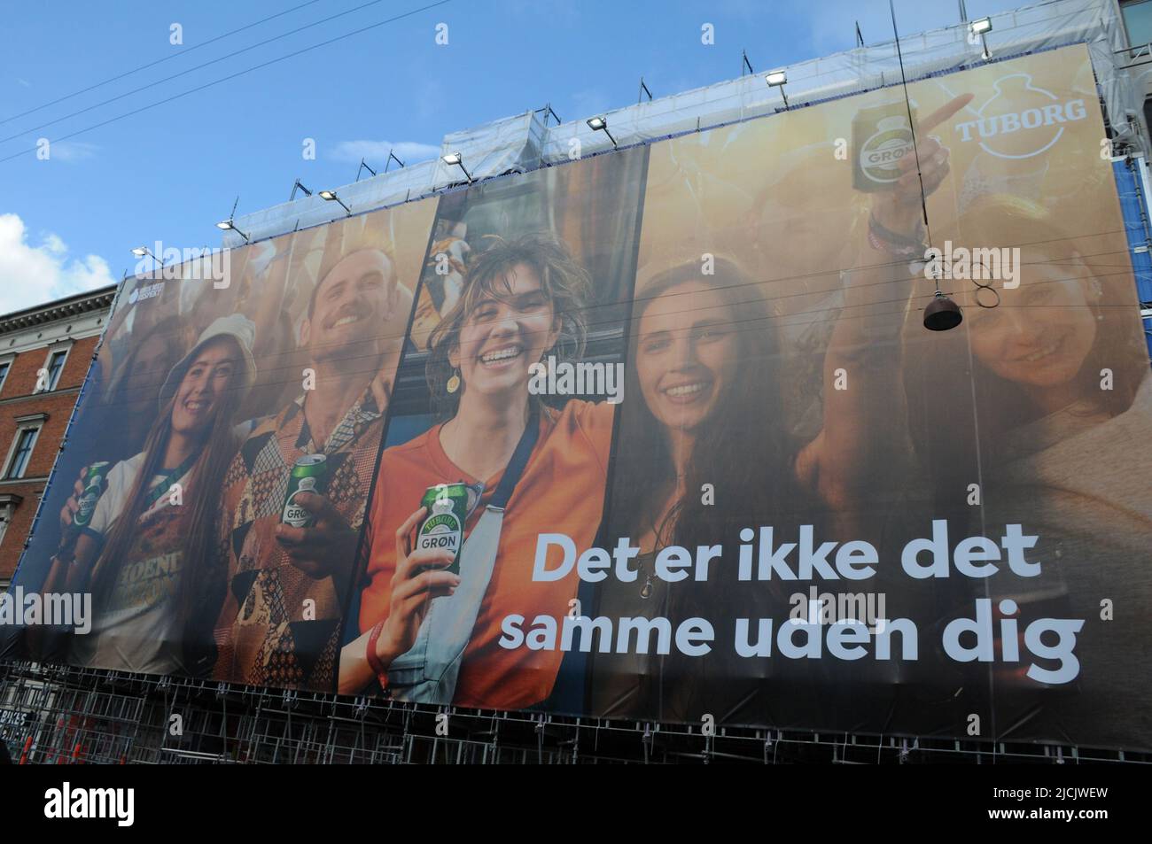 Copenhague /Danemark/13 juin 2022 /immense billbaord avec canette de bière Tuborg dnish dans la capitale danoise Copenhague Danemark (photo..Francis Joseph Dean/Deanimages). Banque D'Images