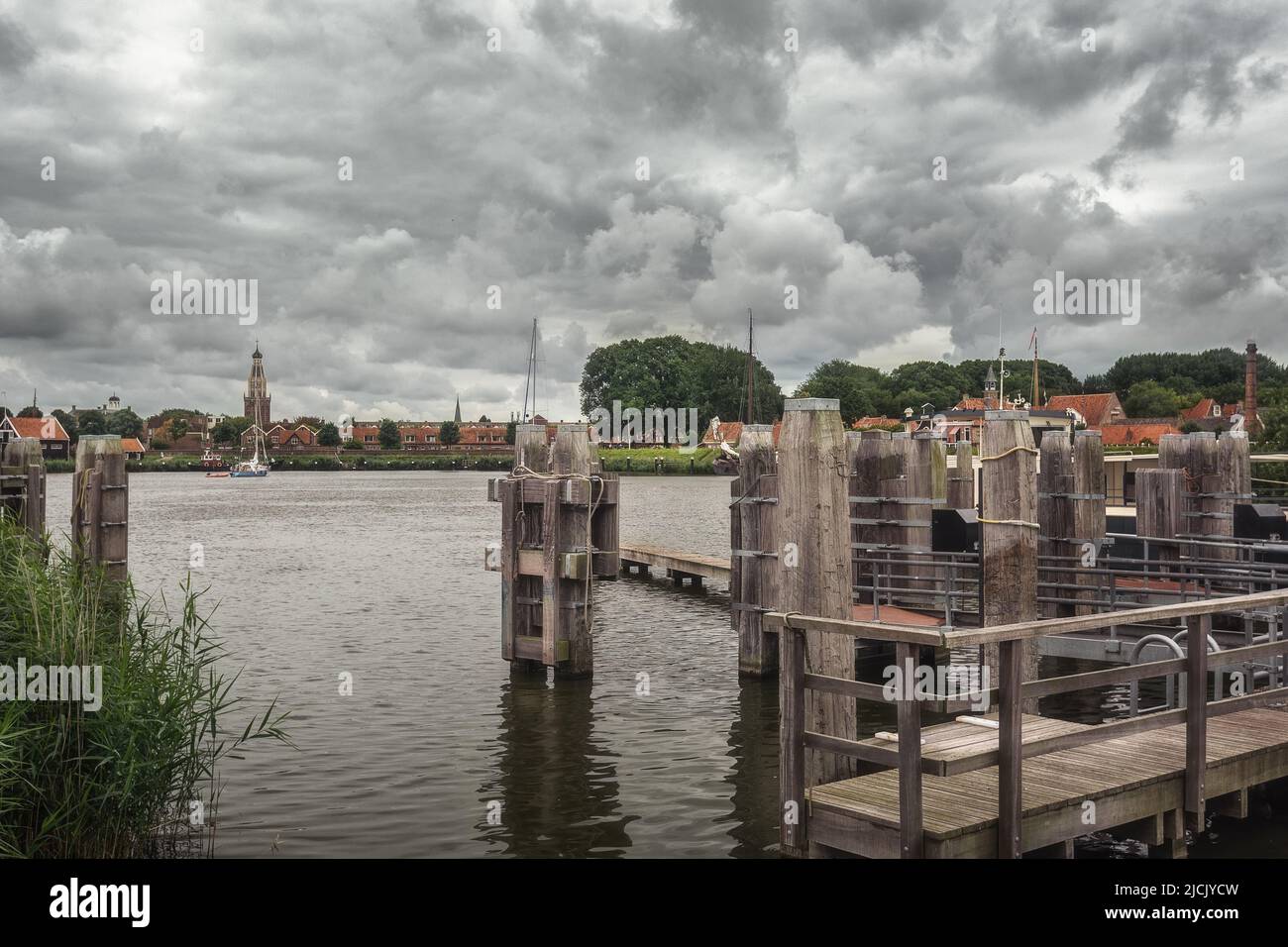 Enkhuizen, pays-Bas - 18 août,2021: Vue de la rive à la petite ville hollandaise. Banque D'Images