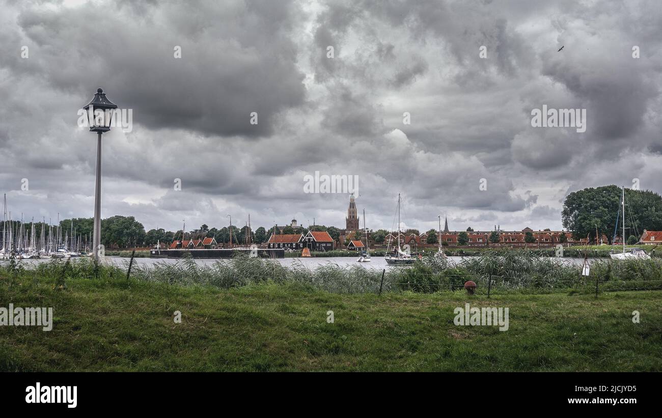 Enkhuizen, pays-Bas - 18 août,2021: Vue de la rive à la petite ville hollandaise. Banque D'Images
