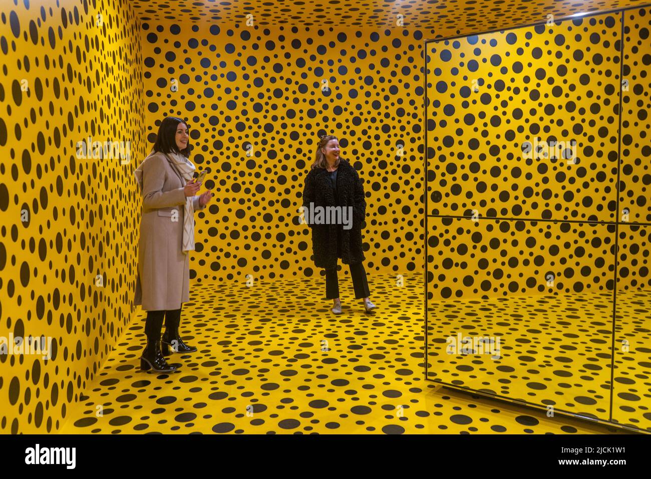 Adélaïde Australie, 14 juin 2022. L'esprit des citrouilles est descendu dans les cieux, exposition de l'artiste japonais Yayoi Kusama à la Gallery of South Australia à Adélaïde. Une installation immersive où les spectateurs sont invités à une « boîte à miroir PEP-Show » dans une pièce jaune lumineuse, entourée de points noirs, et participent à une expérience à la fois d'espace immense et infini et à un aller-retour du microscopique au cosmique. L'exposition se déroule jusqu'en avril 2023. Credit. amer ghazzal/Alamy Live News Banque D'Images