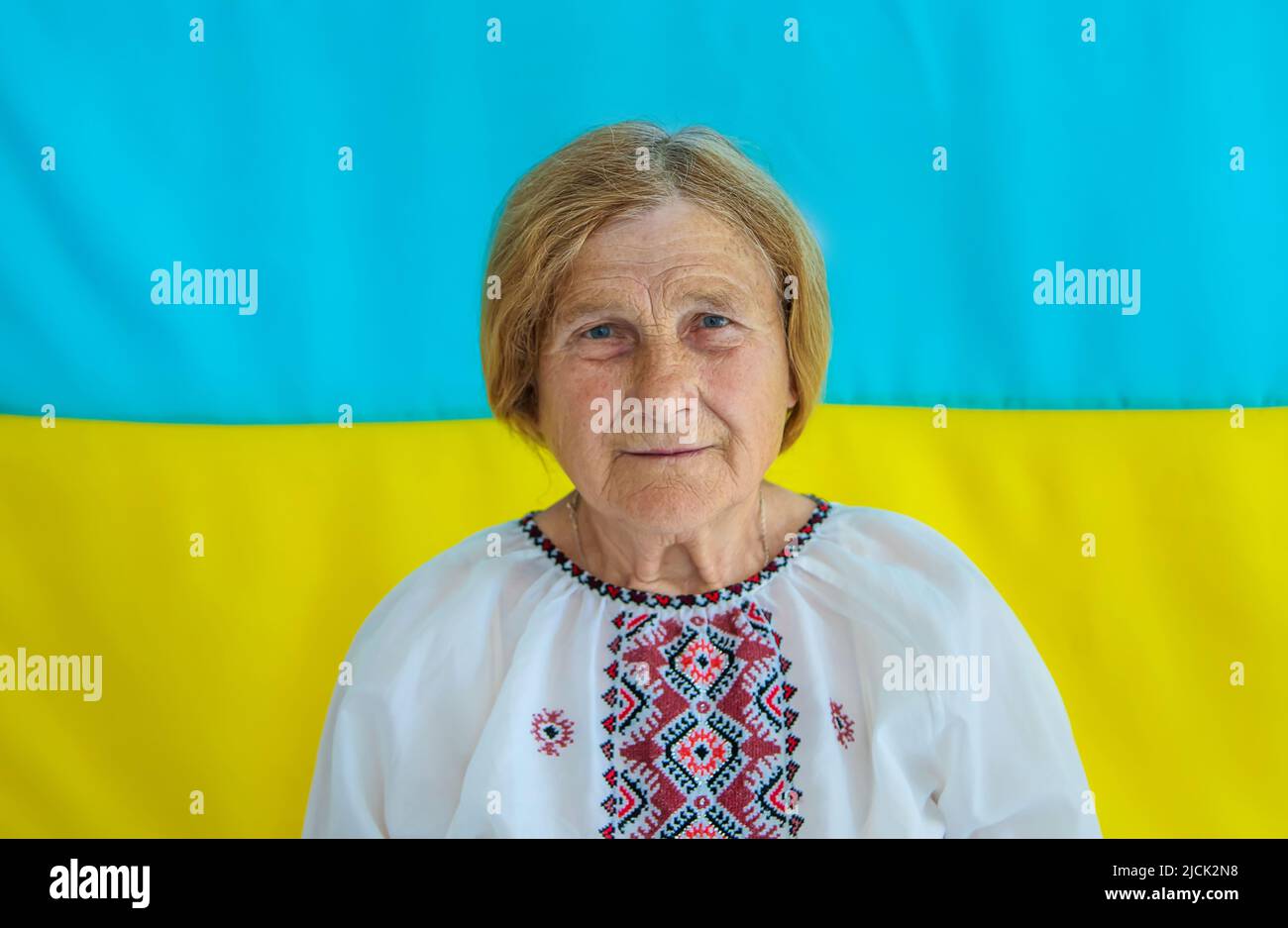 Grand-mère est un patriote ukrainien dans une chemise brodée. Foyer sélectif. Banque D'Images