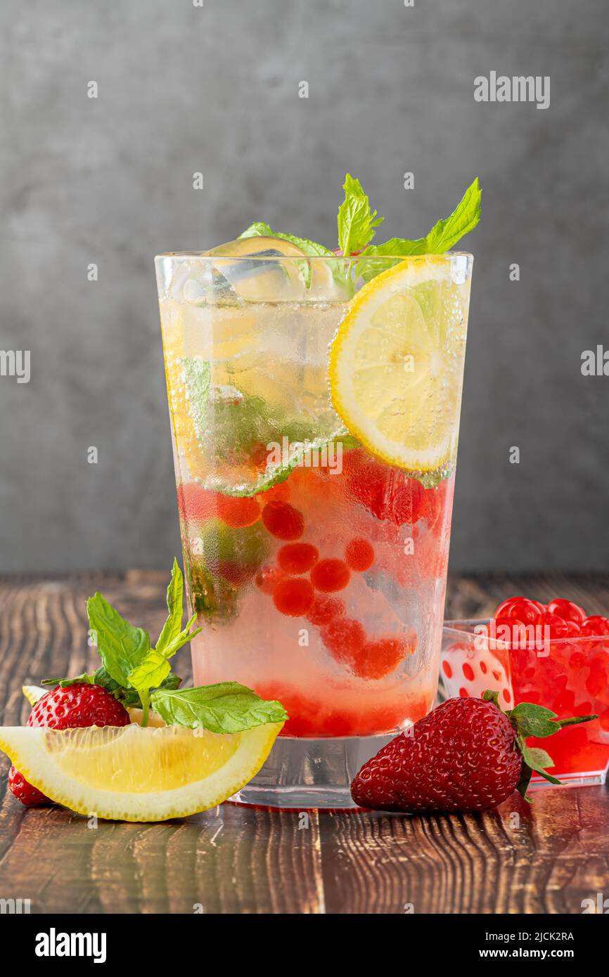 Mojito à la fraise et au boba Banque D'Images