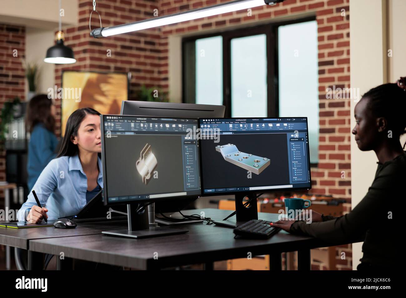 Ingénieur numérique développant un prototype de maillage à l'aide d'un ordinateur moderne tout en étant assis au bureau. Créateur entreprise professionnel modeleur création de modèle 3D à l'aide de logiciels spécialisés. Banque D'Images